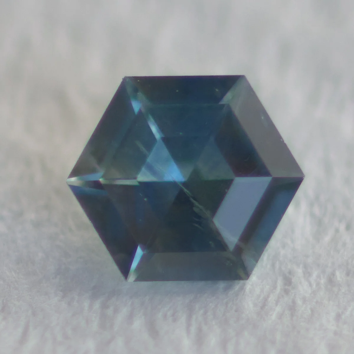 モンタナ・サファイア 0.223ct “Smallest Hex”