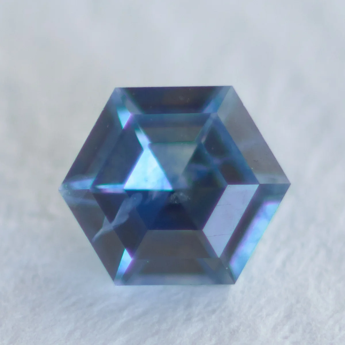 モンタナ・サファイア 0.322ct “Smallest Hex”