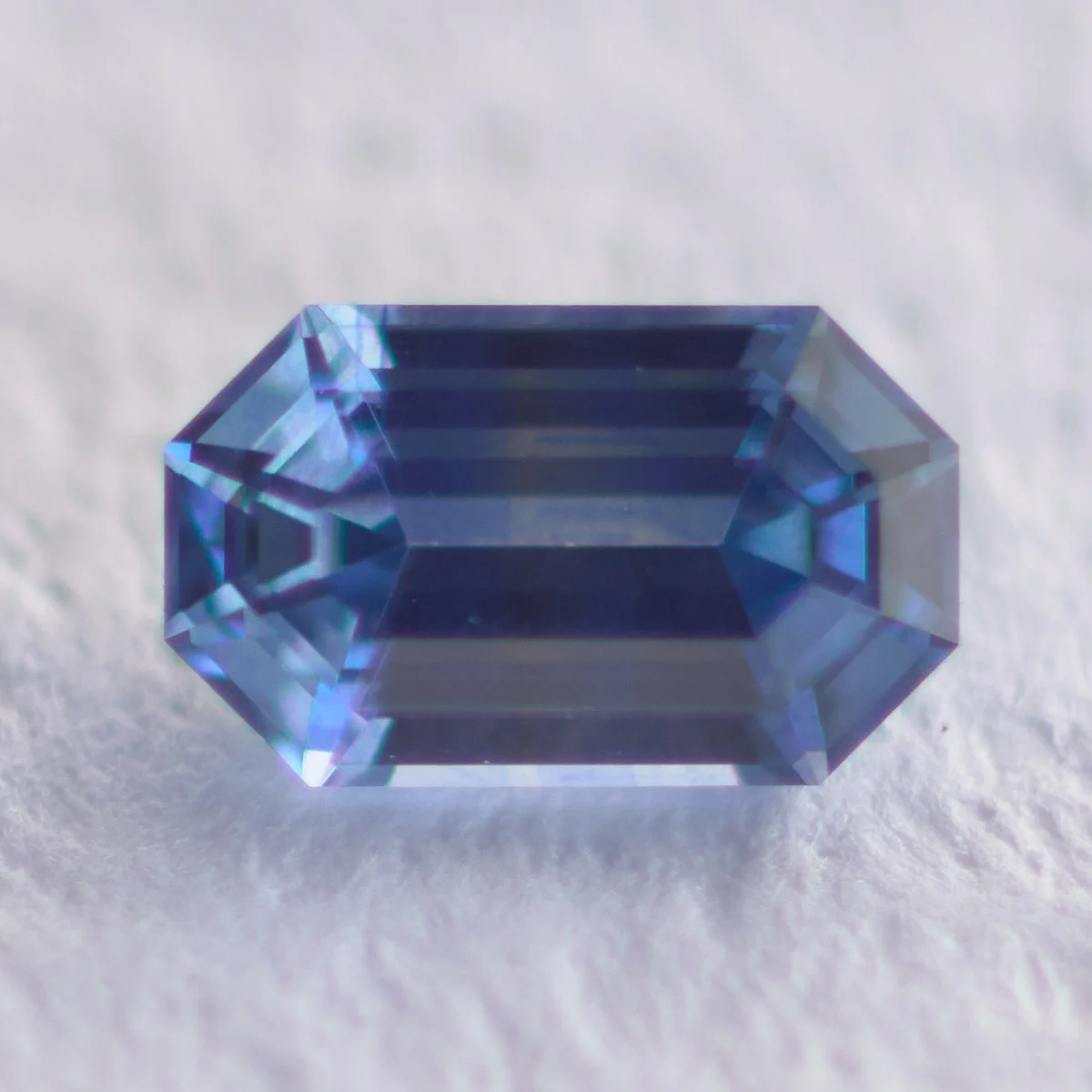 モンタナ・サファイア 0.405ct “Cut Corner Rectangle Step”