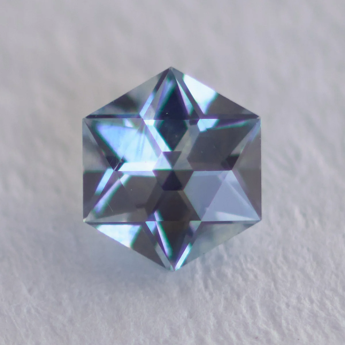 モンタナ・サファイア 0.413ct “SMALLEST HEX APEX”